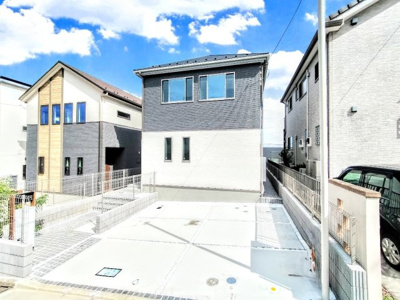 【外観】 | ◇◆千代ヶ丘8丁目新築全３棟１号棟◆◇ | ◆堂々たる趣ながら、主張し過ぎずどこか余裕を感じさせるシャープなフォルムで佇む邸宅は、晴天の空と照らし合わせる事で、本来あるべき完成形の姿を見せてくれます。