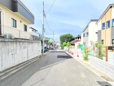 【前面道路含む現地写真】 | ◇◆千代ヶ丘8丁目新築全３棟１号棟◆◇ | ◆前面道路も幅員があり車の運転も安心！前面道路は閑静な住宅地。車通りの少ない道路です。お子様にも安心です。
