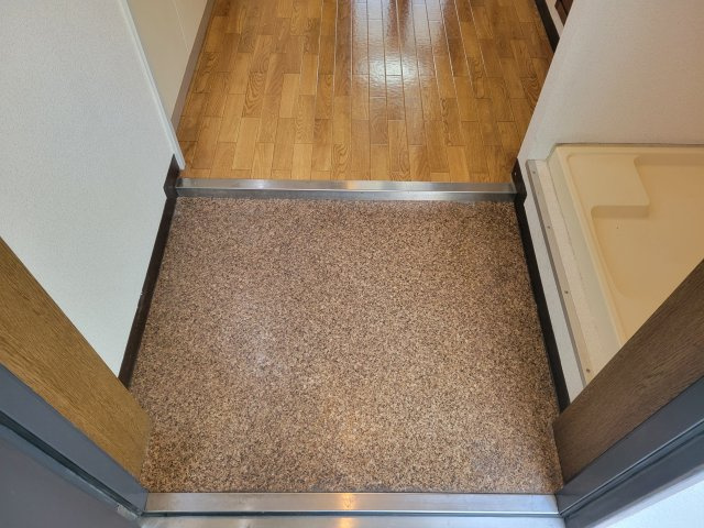 ユニバーシティ丸光の玄関