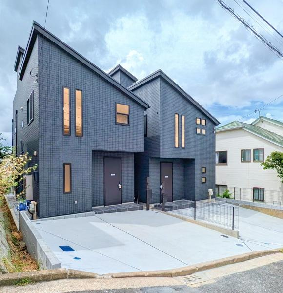 横浜市保土ケ谷区鎌谷町の新築一戸建の前面道路含む現地写真|車通りが少ない為、小さなお子様にも安心です。
是非一度、現地へ起こしください。

