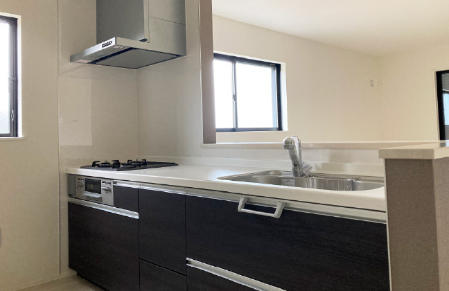 仲介手数料不要　リナージュ東区長嶺東23-1期【託麻南小・長嶺中】のキッチン|システムキッチンは、ゆとりのサイズをセレクトしました。吊り戸には耐震ラッチ、キッチンカウンター下には大容量の収納スペースを確保。キッチンに立つことがますます快適になります。