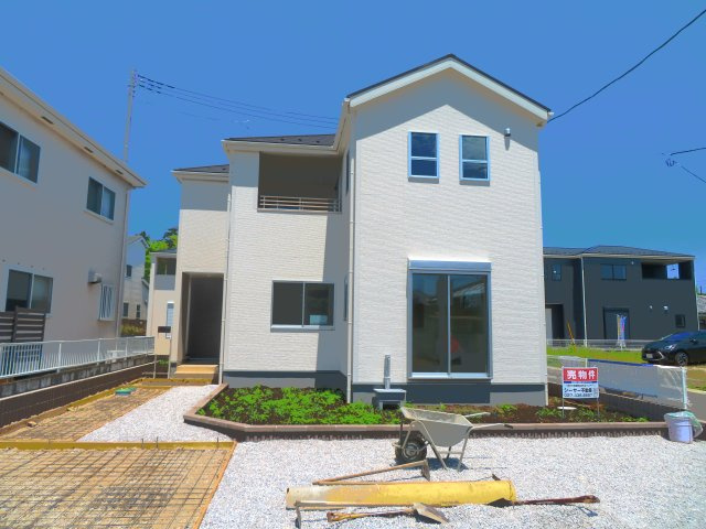 高崎市岩鼻町第３（全5棟）1号棟の外観|隣地との距離も保ちながらも綺麗な街並みに溶け込みました！
駐車スペースやお庭も十分に確保しています！