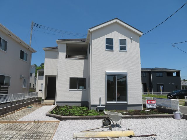 高崎市岩鼻町第３（全5棟）1号棟の外観|隣地との距離も保ちながらも綺麗な街並みに溶け込みました！ 駐車スペースやお庭も十分に確保しています！