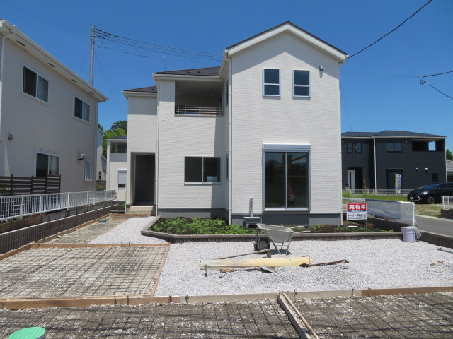 高崎市岩鼻町第３（全5棟）1号棟の前面道路含む現地写真|隣地との距離も保ちながらも綺麗な街並みに溶け込みました！ 駐車スペースやお庭も十分に確保しています！