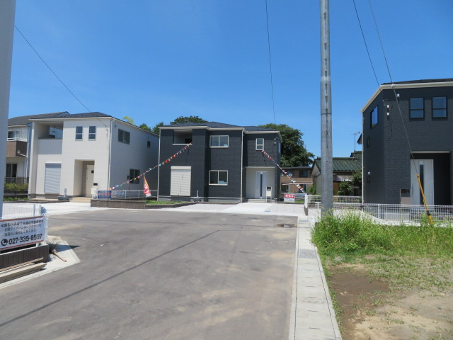 高崎市岩鼻町第３（全5棟）4号棟の前面道路含む現地写真|美しい街並みの分譲地です。車の出し入れもラクラクなカースペース及び広々な前面道路です。 車の運転が苦手な奥様もこれなら安心です(^▽^)/