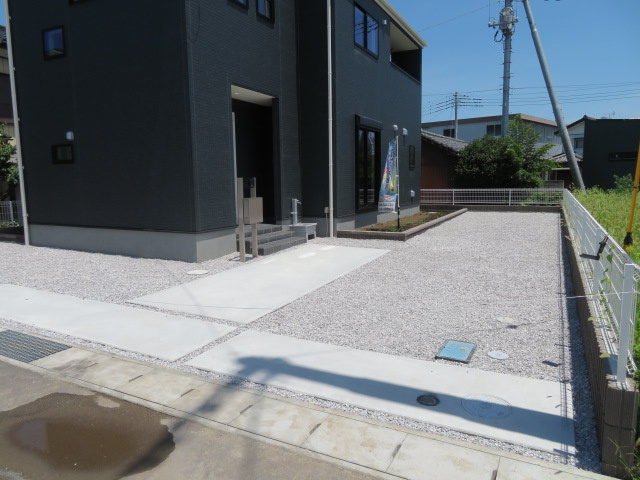 高崎市岩鼻町第３（全5棟）4号棟の駐車場|美しい街並みの分譲地です。車の出し入れもラクラクなカースペース及び広々な前面道路です。 車の運転が苦手な奥様もこれなら安心です(^▽^)/