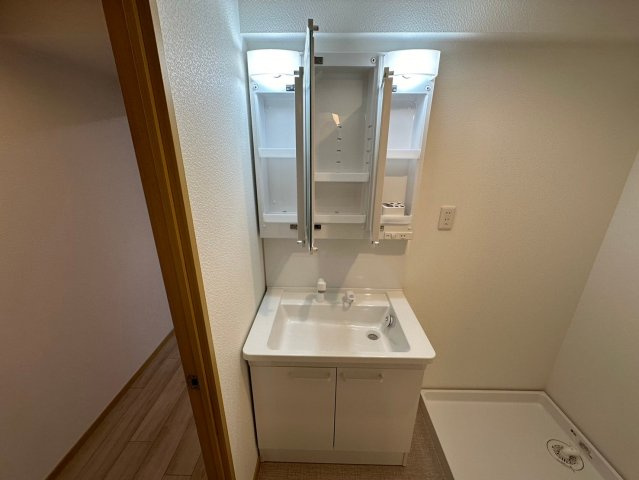 ライオンズマンション藤ヶ丘ガーデンの独立洗面台|鏡の裏には収納スペースが標準装備！
