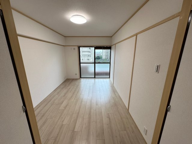 ライオンズマンション藤ヶ丘ガーデンの洋室|【7.5帖】
窓からたっぷりと陽光が注がれる明るく快適なプライベート空間となっています。