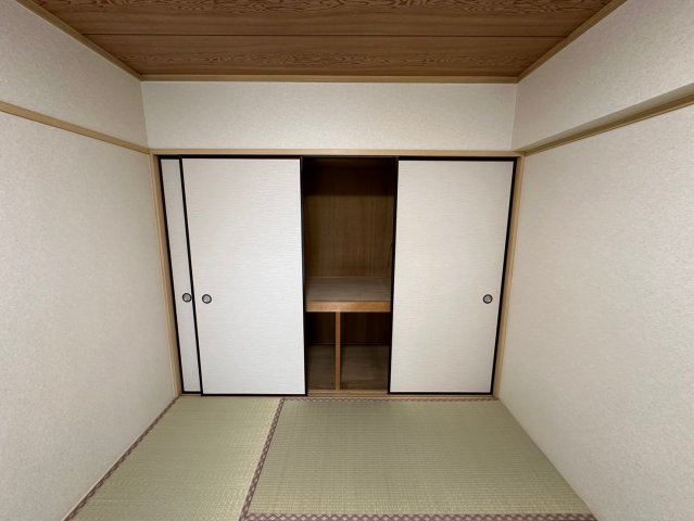 ライオンズマンション藤ヶ丘ガーデンの和室|出し入れのしやすい押入。布団や座布団などの収納の便利です。