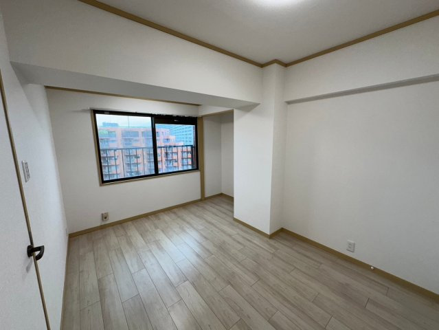 ライオンズマンション藤ヶ丘ガーデンの寝室|【6帖】
大きな窓からたっぷりと陽光が注がれる明るい空間