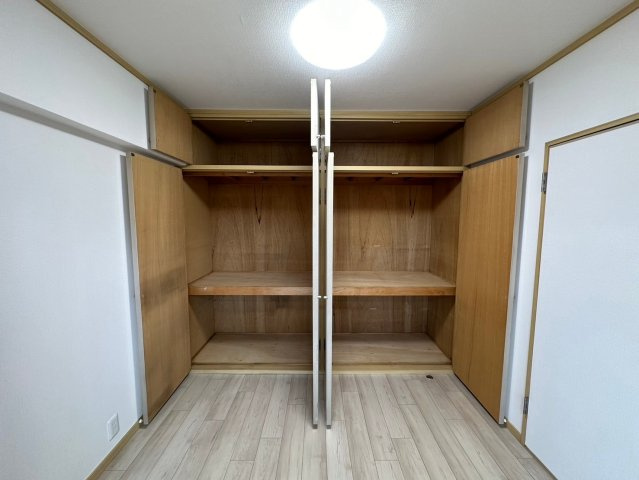 ライオンズマンション藤ヶ丘ガーデンの収納|【6帖】
大きな収納があると荷物の整理ができ、便利ですね