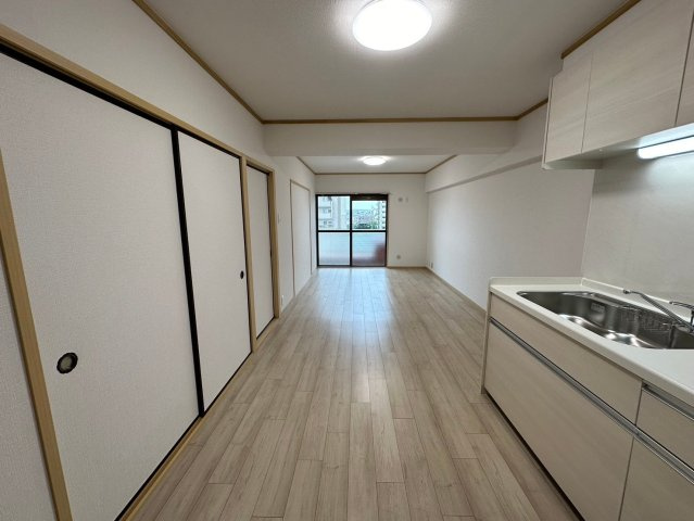 ライオンズマンション藤ヶ丘ガーデンの居間・リビング|日当たり・通風良好な明るくて開放的なリビングです