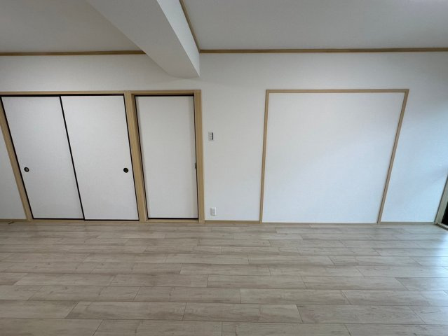 ライオンズマンション藤ヶ丘ガーデンの居間・リビング|ナチュラルな木目調の床から木のぬくもりを感じられる13帖のリビングルーム