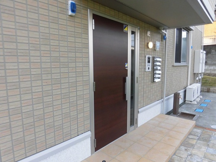 合志市須屋のアパートのエントランス