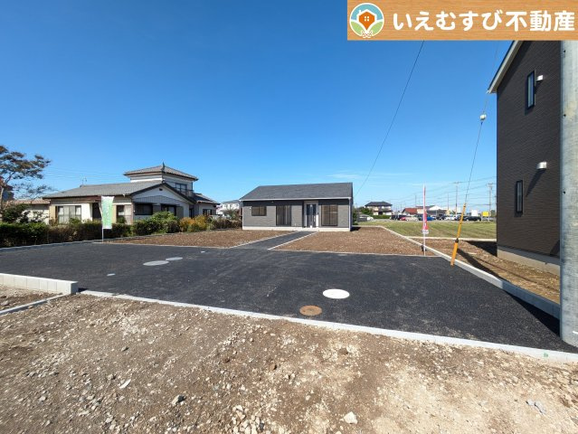 Cradle garden　羽生市下新郷第3の駐車場|並列3台駐車可能なゆとりのカースペース
複数台車をお持ちでも、お友達が遊びに来てもゆとりの駐車スペース！