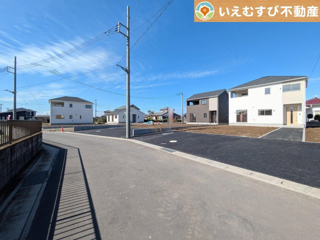 Cradle garden　羽生市下新郷第3の前面道路含む現地写真|充分な広さの前面道路
ゆとりの広さの道路に面しているのでお車の駐車も楽々で安心！