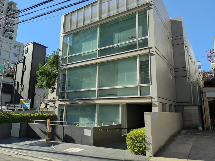 春日尚学ビルの外観