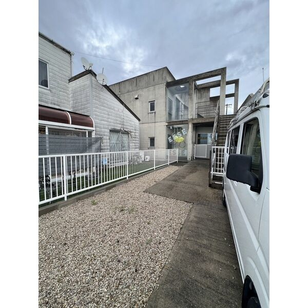 東境町　貸テナントの庭