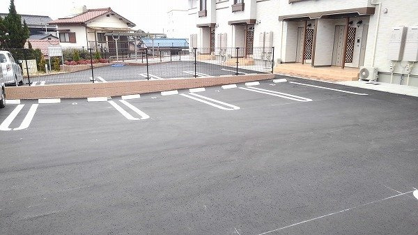 アンプルールの駐車場