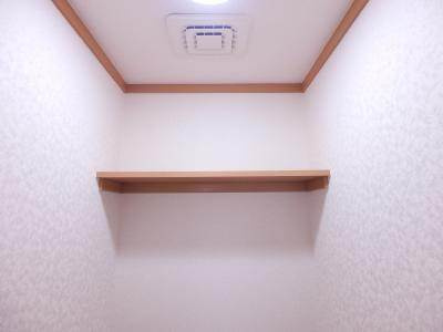 シティコート室町の内装|トイレ上部棚