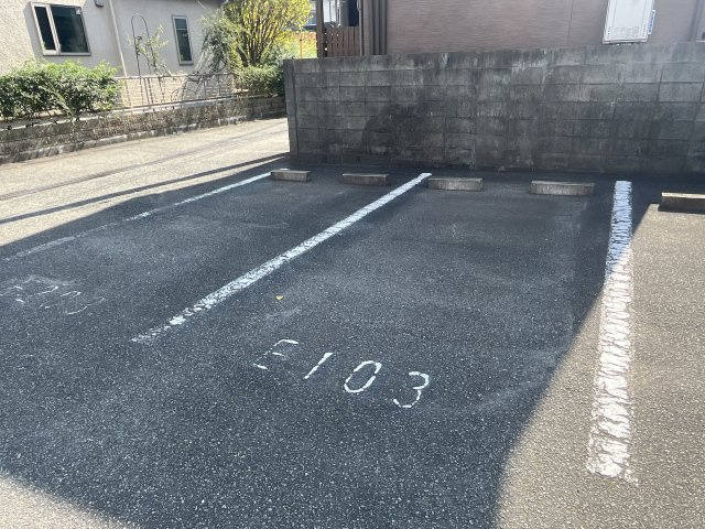 フラッツ東今宿Wの駐車場