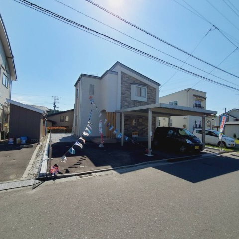 八戸市西白山台2丁目の前面道路含む現地写真