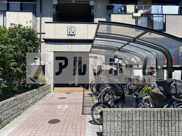 ハイツフローラの駐車場