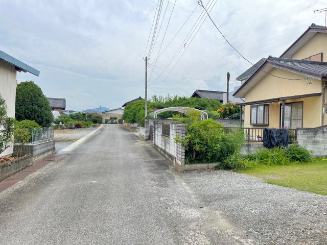 藤岡市白石　中古750の前面道路含む現地写真