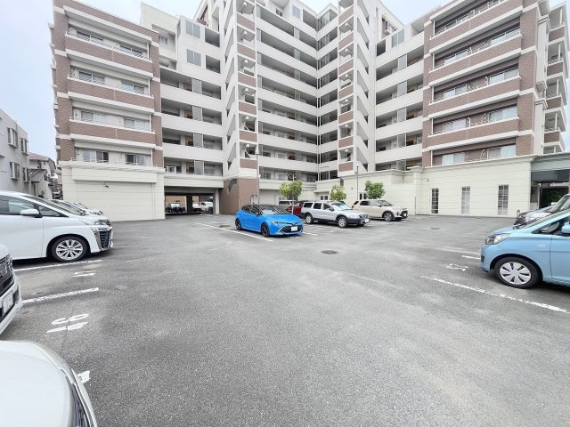 アーサー井尻エルファインの駐車場