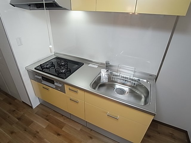 オーブ東須磨 のキッチン|システムキッチン（ガス3口）