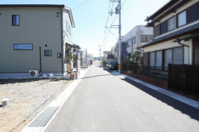 朝倉本町　5号地　中古戸建の前面道路含む現地写真