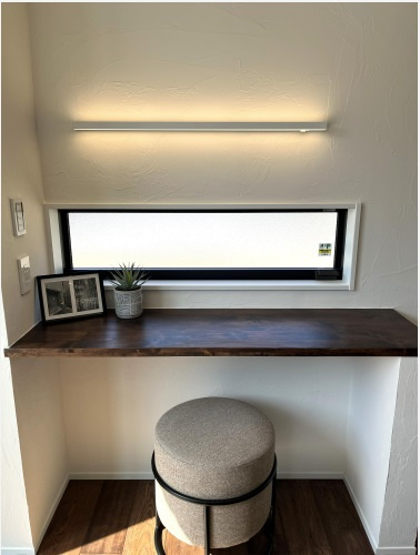 朝倉本町　5号地　中古戸建の居間・リビング|ＬＤＫ　18.5帖　ミニデスク