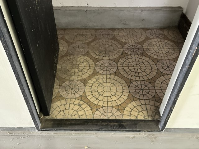 奥野ビルの玄関