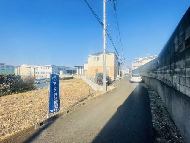 敷地面積111坪　売地　狭山市上奥富の前面道路含む現地写真