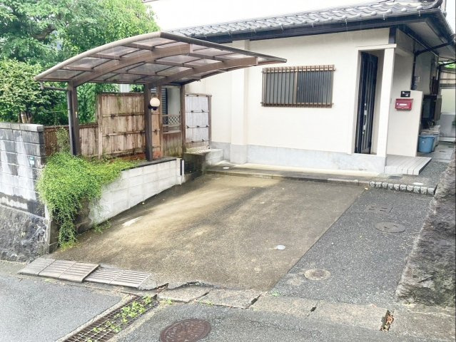 福岡市東区和白丘２丁目戸建の駐車場|カーポート付きの駐車スペースです！