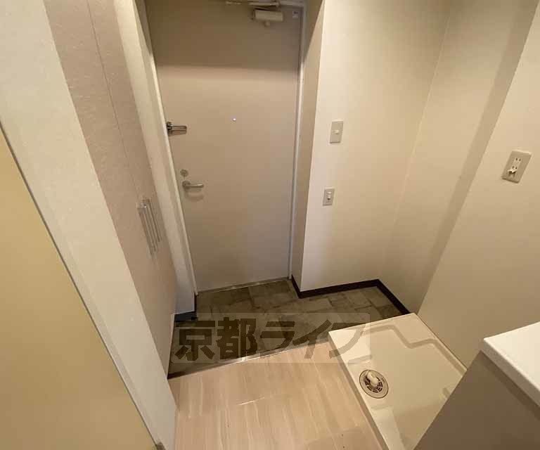 御所南１００の玄関|明るい玄関です