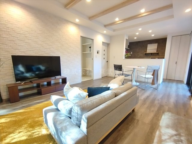 【居間・リビング】 | ふじみ野市新駒林3丁目 | こちらの15.5帖のリビングで趣味の時間をお楽しみください