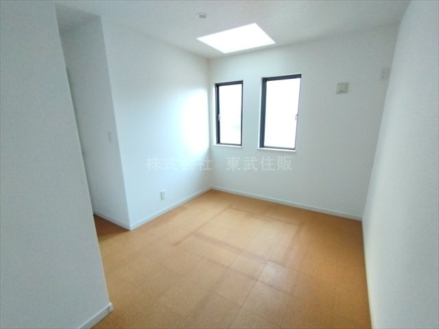 【洋室】 | ふじみ野市新駒林3丁目 | 洋室6.0帖北西側、個人の部屋や寝室として使える洋室です