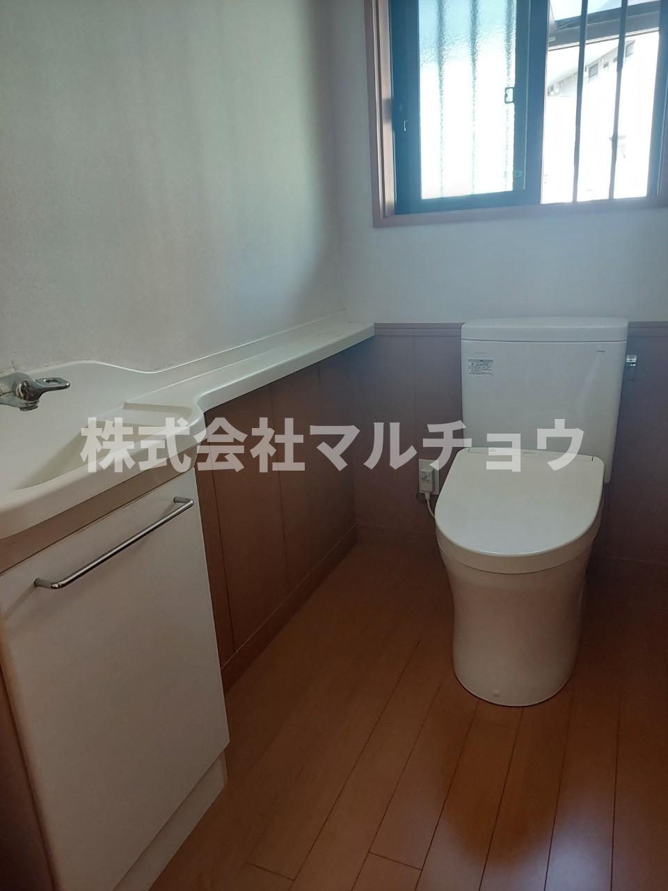 みなべ町2棟戸建てのトイレ|落ち着いた色調のトイレです