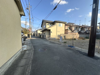 【前面道路含む現地写真】 | 前道北側幅員約4.8ｍ、間口約10.0ｍ
西側非道路のにつき開放感があります♪