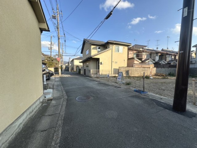 【前面道路含む現地写真】 | 上賀茂向梅町　売土地（建築条件無） | 前道北側幅員約4.8ｍ、間口約10.0ｍ
西側非道路のにつき開放感があります♪