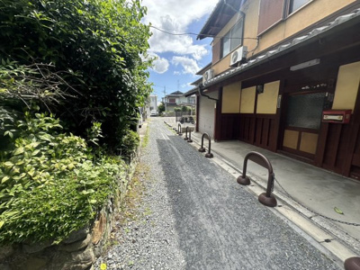 【前面道路含む現地写真】 | 上賀茂向梅町　中古戸建 | 小さなお子様も無理なく通える上賀茂小学校は徒歩5分の近さ♪