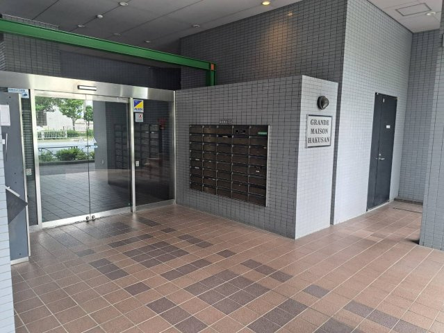 グランドメゾン白山のエントランス