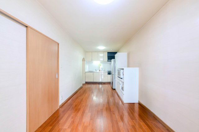 【居間・リビング】 | テラスハウスヴィップ東長崎 | 南側に面した10.9帖のリビング　※画像処理により家具を消しています