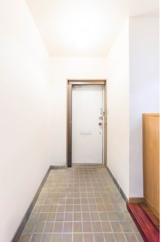 【玄関】 | テラスハウスヴィップ東長崎 | タイル部分が広い玄関スペース　※画像処理により家具を消しています
