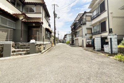 【前面道路含む現地写真】 | 八幡市橋本尻江　中古戸建 | 幅員《南側6ｍ》《西側6ｍ》のゆったりとした前道ですのでお車の運転が苦手な方も安心です(^^)/