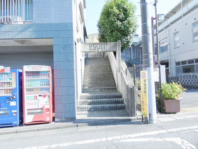 エスプリ日野のエントランス