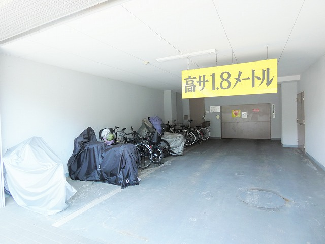 エスプリ日野の駐車場