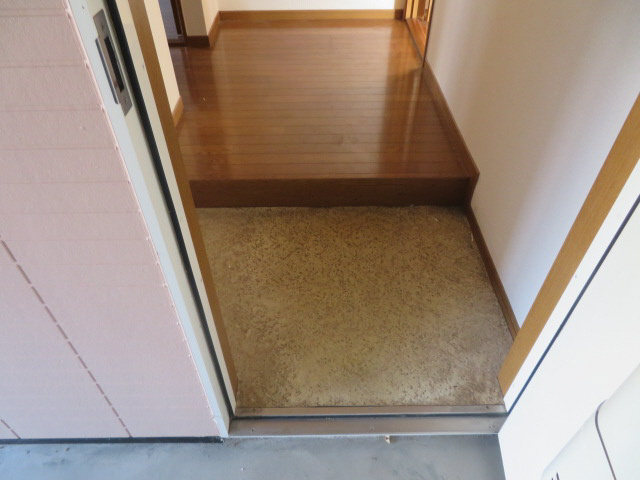 ジュネス香呂の玄関