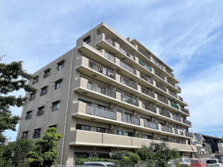 【外観】 | 駅まで徒歩8分、南向き角部屋のお部屋です♪小学校・スーパーも徒歩10分圏内で生活も便利！ 敷地内駐車場空き有なのも嬉しいポイントです♪